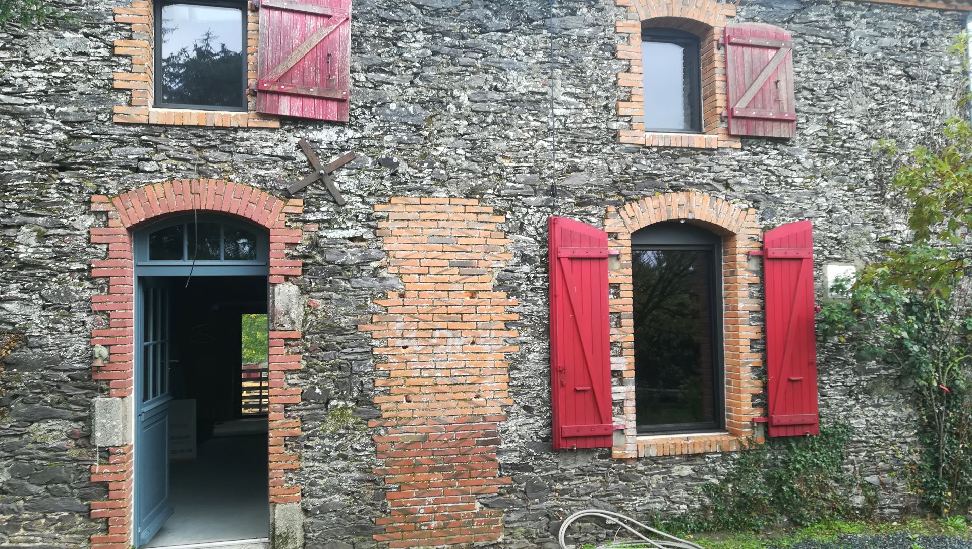 Rénovation d’une ancienne maison en pierre à Sainte-Cécile